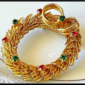 Christmas Wreath Pin Brooch Vintage Piece like New Green Red Rhinestone Accent